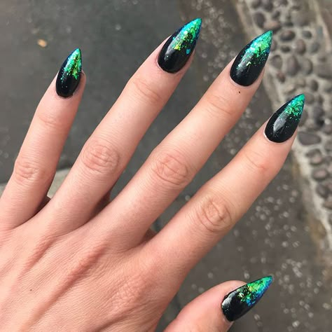 precious_polefireNew witchy talons for Friday 13th ✨🌙✨ Courtesy of the wonderful women at Bella Spa, as always! precious_polefire#nails #talons #claws #gelsculpt #holofoil #foilnails #sparkle #blackandgreennails #gothnails #gothgirl #altgirl #bellaspa #bellaspamanchester #manchesternails #nailcare #healthynails #witchynails #witchy Green Acrylic Nails, Witchy Nails, Friday 13th, Stiletto Nail Art, Gothic Nails, Goth Nails, Black Nail, Halloween Nail Designs, Recipes Vegetarian