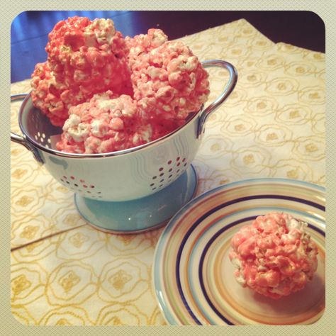 Make colorful and delicious popcorn for under $5. This is a snack that everyone will have fun making and eating. Includes pictures and video. Strawberry Popcorn, Cake With Fresh Strawberries, Popcorn Balls Recipe, Popcorn Recipes Easy, Munchies Snacks, How To Make Pink, Pink Popcorn, Popcorn Balls, Boxed Cake