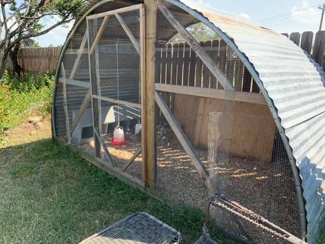 Garden knowledge's Joes Chicken Coop Trampoline, Trampoline Chicken Coop, Frame Chicken Coop, Diy Trampoline, Old Trampoline, Quail Coop, Backyard Chicken Coop Plans, Diy Chicken Coop Plans, Bahama Mama