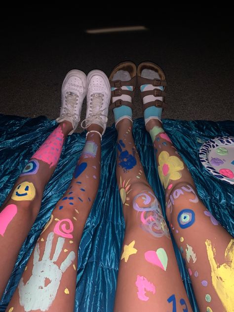 Painting Legs Ideas, Hand Print On Legs Paint, Things To Paint On Ur Leg, Neon Paint On Body Ideas, Preppy Leg Painting, Neon Leg Paint, Painted Legs Body Art, Painting On Your Leg, Paint Legs Art