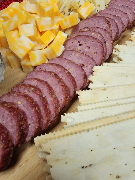 Homemade Summer Sausage, Farmer Sausage, Summer Sausage Recipes, Cured Meat Recipes, Sausage Making Recipes, Home Made Sausage, Homemade Sausage Recipes, Summer Sausage, Deer Meat