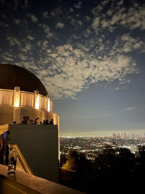 Aesthetic photo of the Griffith Obervatory at night Griffith Park Observatory, Griffith Park Los Angeles, Griffith Observatory At Night, Griffith Observatory Aesthetic, American Vibes, La Aesthetic, Cali Trip, 18th Bday, Griffith Observatory