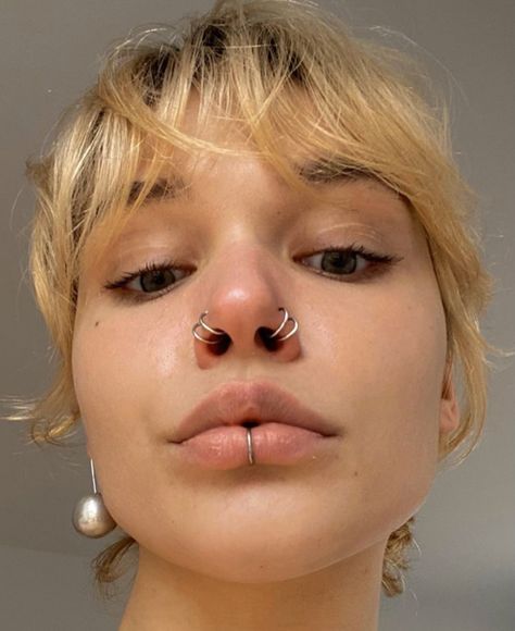 Lip Hoop Piercing Middle, Labret Piercing Hoop, Piercings Ideas Face, Piercing Inspo Face, Middle Lip Piercing, Labret Piercing Ring, Piercings Cute, Hair Salon Ideas, Piercings Face