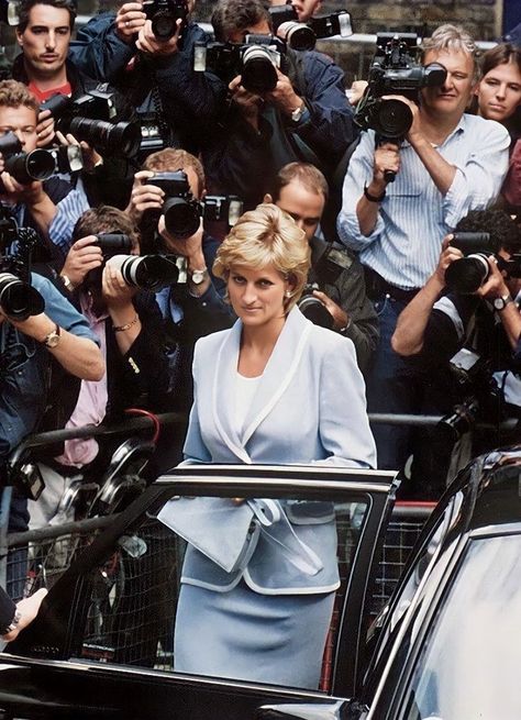 Princess Diana Dresses, Princess Diana Fashion, Classic Hollywood Glamour, Middleton Family, Princess Diana Pictures, Princes Diana, Diana Fashion, Royal Aesthetic, Lady Mary