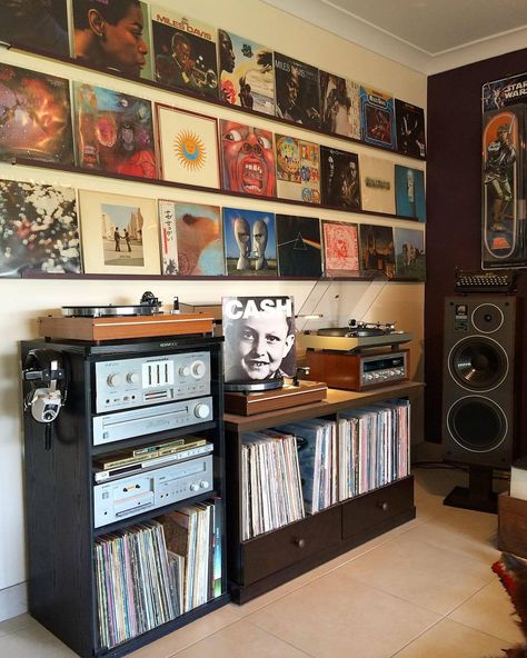 Vinyl Record Listening Room, Man Cave Vintage Decor, Vintage Record Collection, Stereo Room Ideas, Vinyl Record Display Wall Shelves, Vinyl Room Storage, Vintage Vinyl Storage, Vinyl In Bedroom, Vinyl Record Display Living Room