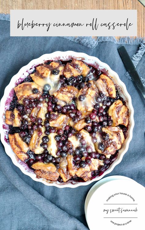 blueberry cinnamon roll bake Holiday Baking Easy, Berry Dump Cake, Paleo Blueberry Muffins, Easy Holiday Baking, Blueberry Biscuits, Baking Easy, Cinnamon Roll Bake, Cinnamon Roll Casserole, Cakes To Make