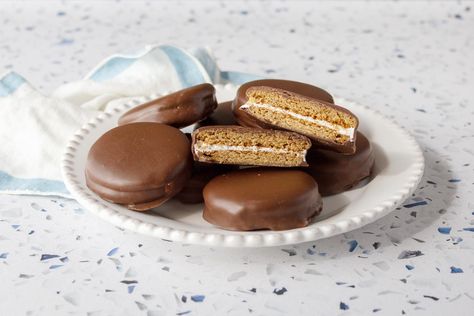 Moon Pies Recipe Easy, Moon Pie Recipe, Muffin Tin Desserts, Pumpkin Coconut Soup, Moon Pie, Moon Pies, Churros Recipe, Pumpkin Recipes Easy, Chocolate Bourbon