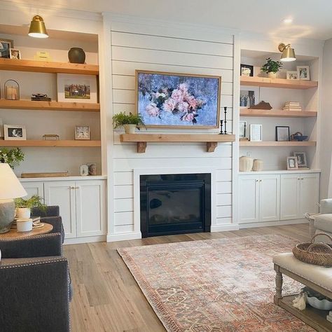 Built In Around Fireplace, Built In Shelves Living Room, Living Room Built Ins, Fireplace Built Ins, Casa Country, Living Room Decor Fireplace, Fireplace Remodel, Home Fireplace, Basement Renovations