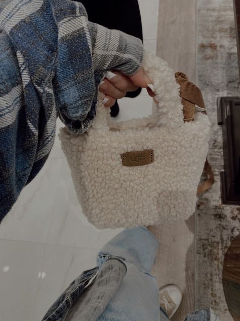 Ugg Maribel Bag, Fluffy Bags Outfit, Ugg Sherpa Bag, Sherpa Purse Outfit, Sherpa Bag Outfit, Teddy Bag Outfit, Ugg Bag Outfit, Fluffy Bag Aesthetic, Fur Bag Outfit