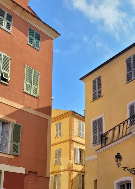 Vue d'une rue à bastia. Façades d'appartement orange et jaune. Ciel bleu. Trois immeubles The House On Mango Street Aesthetic, Orange Aesthetic Minimalist, Beach Town Aesthetic, House On Mango Street, Spain Aesthetics, The House On Mango Street, Mango Street, French Town, Hippie Summer