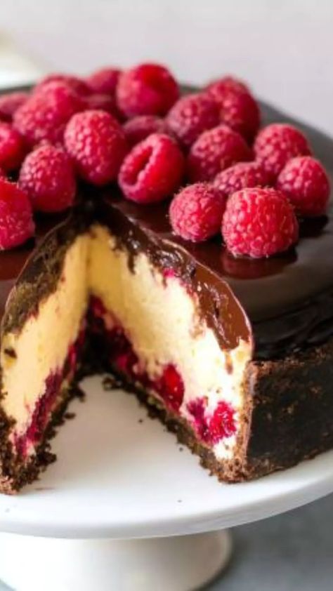 Cheesecake With Chocolate Ganache And Raspberries - Bex's Kitchen Chocolate Raspberry Cheesecake Recipes, Raspberry Cheesecake Recipes, Cheesecake Decorating Ideas, Decorated Cheesecake, Raspberry Chocolate Cheesecake, Rasberry Cheesecake, Cheesecake With Chocolate Ganache, Chocolate Ganache Cheesecake, Cheesecake With Chocolate