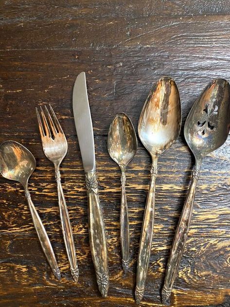 How To Clean Tarnished Silverware, Clean Tarnished Silverware, Remove Tarnish From Silver, Polish Silverware, How To Clean Silverware, Borax Cleaning, Baking Soda Cleaning, Cleaning Stuff, How To Clean Silver