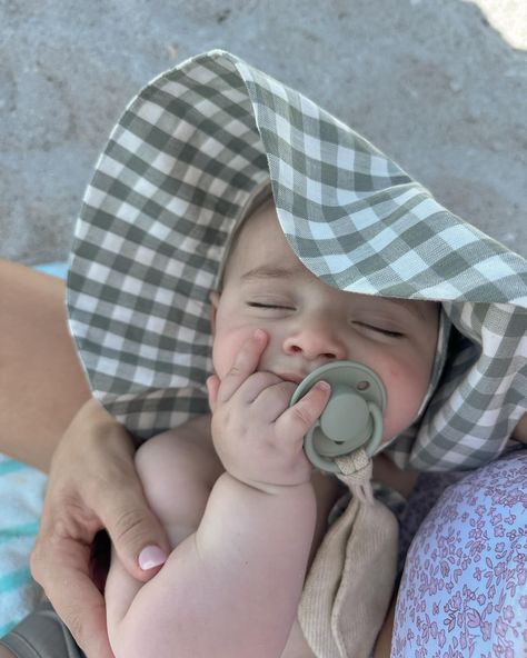 little beach babe 🐚 leo’s @briarbaby sunbonnet is a spring/summer staple - protecting him from the sunshine and easily works as a nursing cover me 🍼 win win! #briarbaby #beachbabe #motherhoodrising #motherhoodunplugged #letthembelittle #honestmotherhood #momtips #momhacks Pregnant In Summer, Mom Breastfeeding Baby Aesthetic, Newborn Sun Hat, Pregnant On The Beach Aesthetic, Mom And Baby Beach Aesthetic, Bebe Clothing, Baby Checklist, Mom Hacks, Dream Baby