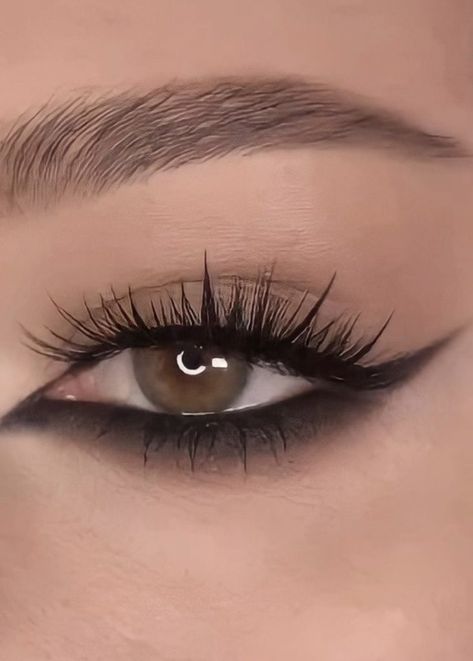 Reverse Eyeliner, Dark Angel Makeup, Maquillaje Smokey Eyes, Witchy Makeup, Winged Eyeliner Makeup, Smudged Eyeliner, Angel Makeup, Smokey Eyeliner, Subtle Makeup