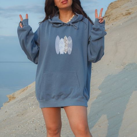 Wrap yourself in the essence of the ocean with the Coconut Girl Coastal Granddaughter sweatshirt. Embrace the surfer aesthetic and beach vibes in this stylish, ocean-inspired hoodie. Perfect for those who love preppy coastal looks, this sweatshirt is a must-have for any coastal cowgirl. Stand out with flair in this cozy piece that channels the spirit of the sea. PRODUCT INFO ✦ Comfort Colors 1566 Unisex Sweatshirt ✦ 80% ring-spun cotton and 20% polyester ✦ Each sweatshirt comes with a relaxed fi Surfer Sweatshirt, Patchwork On Hoodie, Costal Granddaughter Aesthic Clothes, Winter Surfer Style, Surfer Aesthetic, Ocean Outfits, Patchwork Hoodie, Hoodie Diy, Adrette Outfits