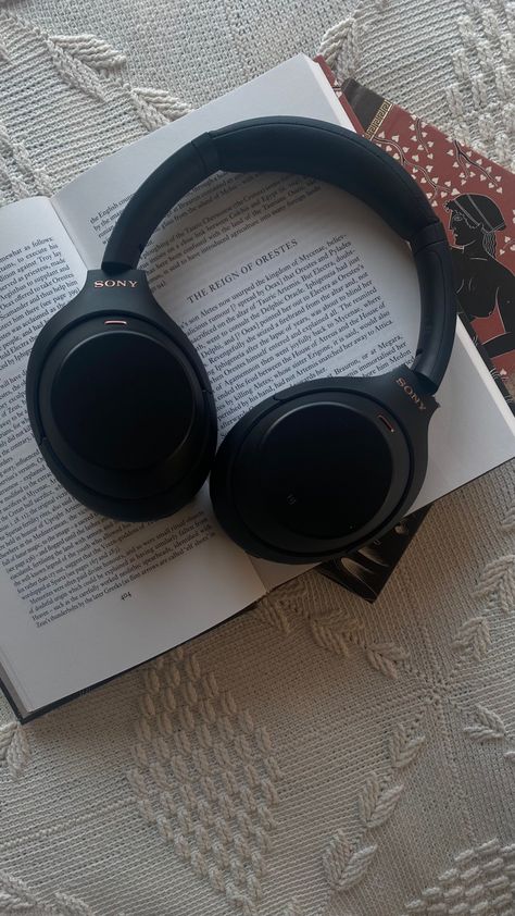 Black Sony headphones book aesthetic music Sony Headphones Aesthetic Black, Black Sony Headphones Aesthetic, Phone Excessories, Sony Headphones Aesthetic, Headphones Aesthetic, Cute Headphones, School Bag Essentials, Sony Headphones, Best Headphones