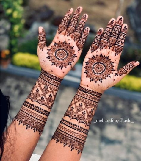 Palm Mehndi Design Minimal, Mandala Designs Mehendi, New Mehndi Design 2024 Back Hand, Party Mehendi Designs, Mehendi For Engagement, Engagement Mehndi Designs Simple, Mehendi Designs For Hands Bridal, Bridal Simple Mehndi Designs, Mandala Mehendi Designs