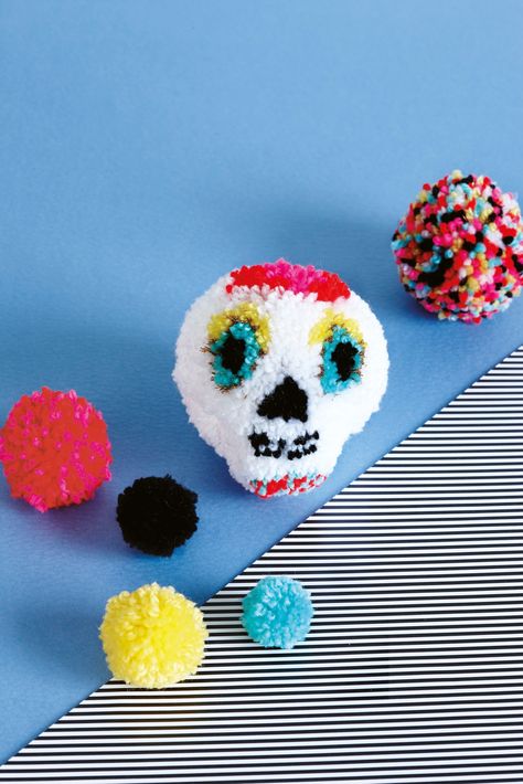 Dia De Muertos Skull Pom Pom  •  Free tutorial with pictures on how to make a pom poms in under 25 minutes October Scrapbook, Pom Pom Template, Pompoms Diy, Christmas Pom Pom Crafts, Pompom Maker, Paper Craft Easy, Origami Paper Craft, Pom Crafts, Diy Pom Poms