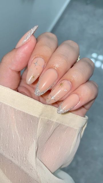 Silver Holo Nails, Nye Nail Ideas Almond, Medium Almond Nail Ideas, Gold And Silver Christmas Nails, Almond Nails New Years, Nye Nails 2023, Silver New Years Nails, Nye Nails Almond Shape, Silver And Gold Nail Designs