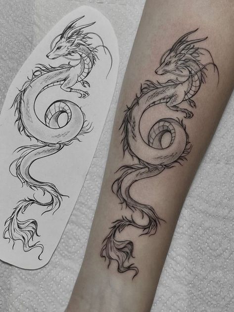 Necronomicon Tattoo, Aggrogoth Tattoo, Tatuaje Studio Ghibli, Tattoos Woman, Dragon Tattoo Arm, Thumb Tattoos, Around Arm Tattoo, Chinese Dragon Tattoos, Korean Tattoos