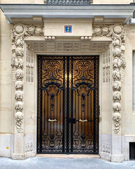 Art Deco Entrance Door, Statue Of Liberty Facts, Art Nouveau Door, Paris Door, Double Front Entry Doors, Interesting Doors, Android Wallpaper Black, Classic Facade, Iron Front Door