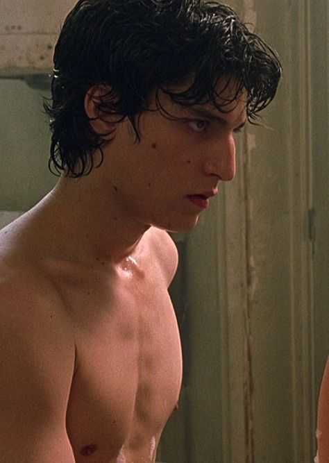 Louis Garrel Side Profile, Louis Garrel The Dreamers, Louis Garrel Aesthetic, Luis Garrel, Louis Garell, The Dreamers 2003, Jean Moreau, Theon Greyjoy, French Men