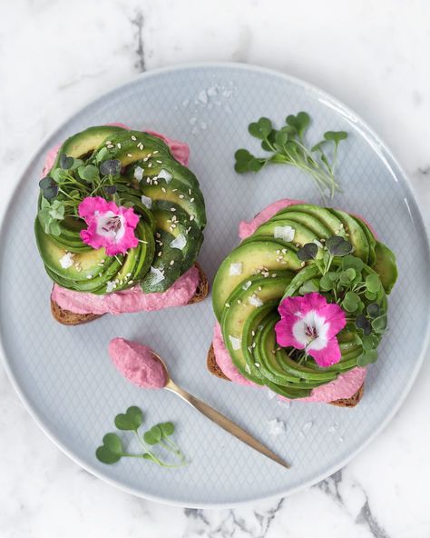 Pink Hummus, Avocado Rose, Buah Naga, Plats Healthy, Avocado Toast Recipe, Beet Hummus, Feeling Well, Healthy Comfort Food, Cafe Menu