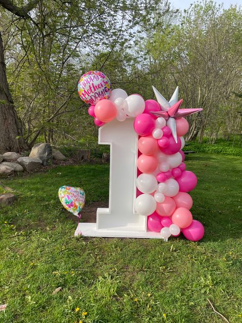 Balloon decor, outdoor balloons. #1 mom, 1st birthday #1st #1stbirthday #1stanniversary #mothersday #motherhood #outdoors #outdoorphotography #marquee #wooden #woodendecor #numbers #balloons #balloongarland #balloondecor #anniversary #birthday #balloonartist #balloonart Number 1 With Balloons, 1 With Balloons, Numbers Balloons, Birthday Decoration Items, 1st Birthday Balloons, 1st Birthday Party Decorations, Balloon Display, Wooden Numbers, Balloon Shop