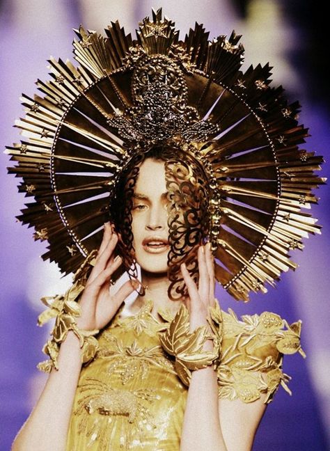 Jean Paul Gaultier Couture S S07 His creations are a graphic feast. Horror Fashion, Jean Paul Gaultier Haute Couture, Paul Gaultier Spring, Hussein Chalayan, Heavenly Bodies, Head Dress, Head Pieces, Head Piece, Zuhair Murad