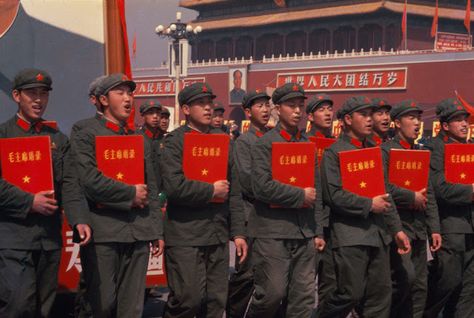 Red Guards were a mass paramilitary social movement of young people in the People's Republic of China (PRC), who were mobilized by Mao Zedong in 1966 and 1967, during the Cultural Revolution. Chinese Propaganda, Social Movement, Red Army, Historical Photos, Professional Photographer, China, History, Photographer, Red