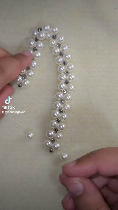 How To Make Pearl Bracelet, Pearl Bracelet Diy Handmade Jewelry, Bracelet Making Tutorial Beads, Handmade Beaded Jewelry Diy, Diy Beaded Bracelets Ideas, Pearl Bracelet Ideas, Diy Pearl Bracelet, Pearl Bracelet Tutorial, Pearl Necklace Tutorial