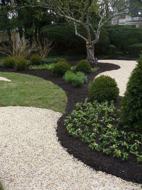 Rock Mulch, Mulch Landscaping, Front Yards, Easy Landscaping, Landscaping Tips, Diy Landscaping, Diy Garden Projects, Landscaping With Rocks, Mulch