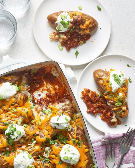 10 Ingenious Ways to Use Leftover Chili — Recipes from The Kitchn Meatless Breakfast Casserole, Chilli Casserole, Leftover Chilli, Leftover Chili Recipes, Chili Baked Potato, Chili Bake, Cheesy Pasta Bake, Easy Fall Dinners, Leftover Chili