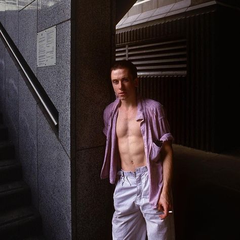 Tim Roth, Blackfriars, London 1986  For Time Out.... - Ibelieveinyou Tim Roth Movies, Derek Ridgers, 90s Men, Tim Roth, Portraiture Photography, Reservoir Dogs, What A Girl Wants, Paul Rudd, Gary Oldman