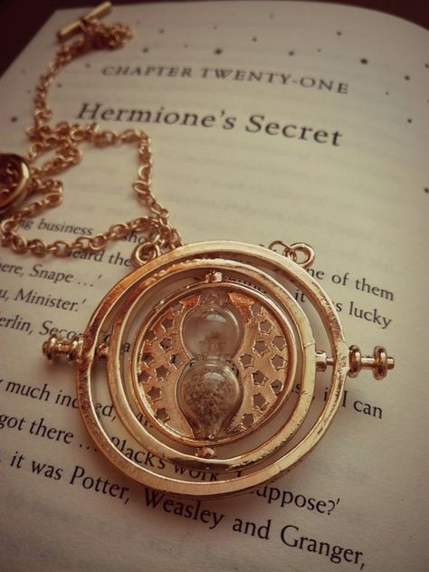 Time turner Cer Nocturn, Film Harry Potter, Stile Harry Potter, Gryffindor Aesthetic, Time Turner, Harry Potter Wall, Harry Potter Background, Anniversaire Harry Potter, Buku Harry Potter