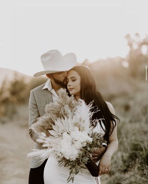 Country Couple Poses, Country Couple Photoshoot, Engagement Photo Shoot Inspiration, Couple Photoshoot Ideas, Country Couple, Courthouse Wedding Photos, Engagement Picture Outfits, Couple Engagement Pictures, Country Couples