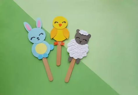 These adorable spring animal popsicle stick puppets are the perfect craft for spring! Your toddler will love having a lamb, bunny, and chick to play with throughout the day. Simply download the templates for each animal, cut them out, and piece them together to make cute animals for your kids to add to their imaginative play. All you need is white embossed and colored paper, the template, popsicle sticks, a sharpie, a pencil, craft glue, and scissors to make this fun craft with your kids. Lorax Craft, Stick Puppet, Spring Flower Crafts, Diy Spring Crafts, Puppets For Kids, Sharpie Crafts, Paper Puppets, Puppet Crafts, Easter Bunny Crafts