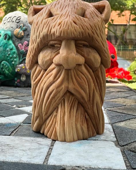 Mountain man woodspirit! Gnome Projects, Bark Carving, Small Statue, Eagle Statue, Path Of Life, Wood Carving For Beginners, Face Carving, Wood Spirit, Dremel Wood Carving