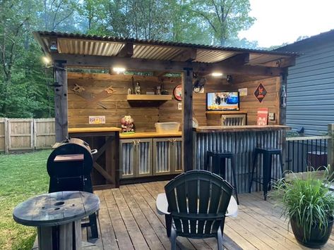 Cookhouse Outdoor, Party Deck Ideas, Outdoor Bar Kitchen Ideas, Diy Grill Bar Station, Covered Grilling Station Outdoor, Outdoor Bar Storage, Grilling Station Outdoor Diy, Bbq Hut Ideas, Bbq Shed Grill Area