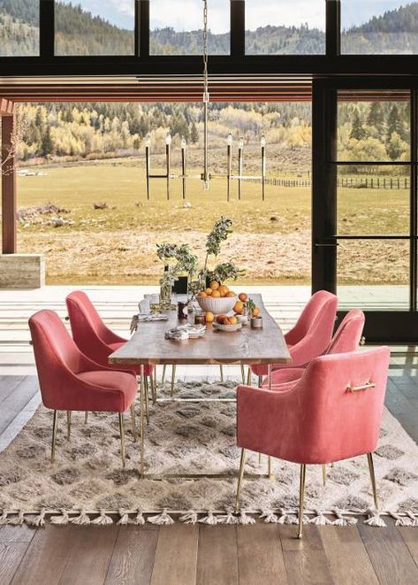 10 Insider Tips an Anthropologie Stylist Knows (and You Don') | MyDomaine Anthropologie Decor, Pink Dining Rooms, Pink Chairs, Design Del Prodotto, Dining Room Inspiration, Oak Dining Table, Velvet Dining Chairs, Rustic Dining, Modern Dining Room