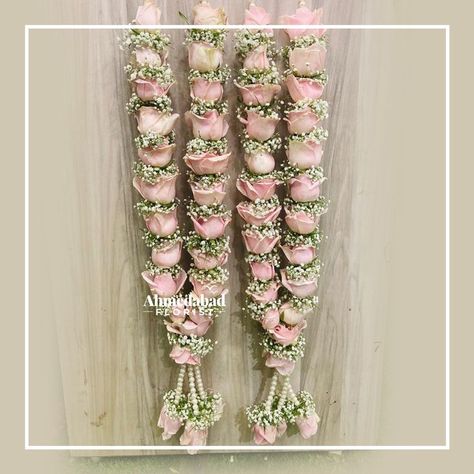 Light Pink Garland Indian Wedding, Pink Rose Garland Wedding Indian, Flower Garland Engagement, Flower Maala For Engagement, Rose Garland Wedding Indian, Varmala Indian Weddings Garlands, Rose Garlands Wedding Indian Flower, Engagement Varmala, Pink Varmala