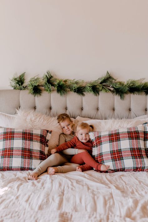 Mommy And Me Christmas, Diy Christmas Photo, Moms And Daughters, Christmas Family Photoshoot, Christmas Outfit Ideas, Christmas Pj, Family Christmas Pictures, Christmas Jammies, Christmas Shoot