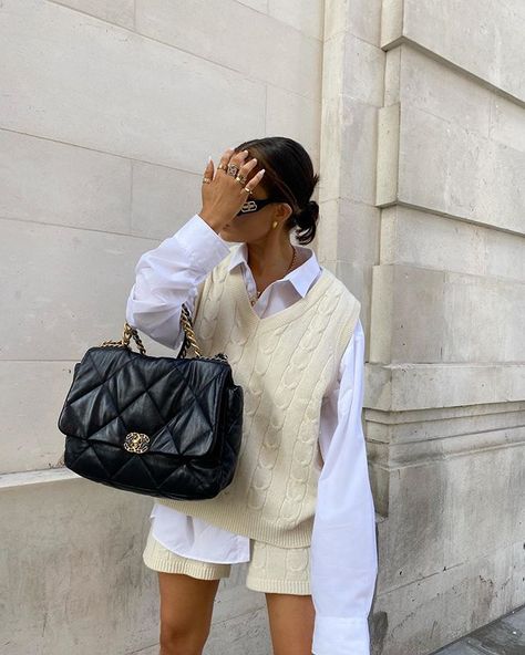 Alicia Roddy (@lissyroddyy) • Instagram-billeder og -videoer Style Astethics Types, Style Astethics, Chanel 19 Bag Outfit, Chinese Street Style Fashion, Doudoune The North Face, Chanel 19 Bag, 25k Followers, Chanel 19, Bag Outfit