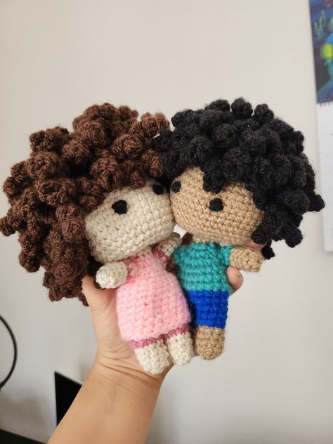 Two amigurumi dolls. Both with curly hair. One is a girl with Brown curly hair, light skin and a pink dress. The other is a boy with black hair, turquoise shirt and blue pants. It's a couple amigurumi Crochet Curly Hair Doll, Curly Hair Crochet Doll, Couple Amigurumi, Curly Crochet Hair Styles, Curly Blonde, Blonde Boys, Boys With Curly Hair, Crochet For Boys, Boy Doll