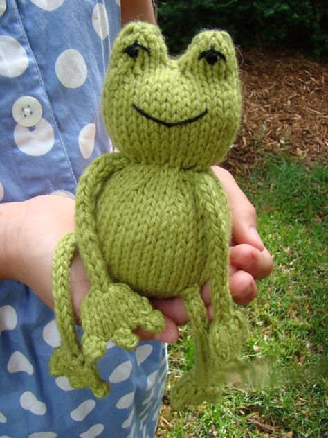 Ribbit – Free Frog Pattern from Spud & Chloë – Felting Baby Knitting Free, Knitted Frog, Knitted Toys Free Patterns, Animal Knitting Patterns, Knitting Patterns Toys, Baby Knitting Patterns Free, Christmas Knitting Patterns, Knitted Animals, Knitted Dolls