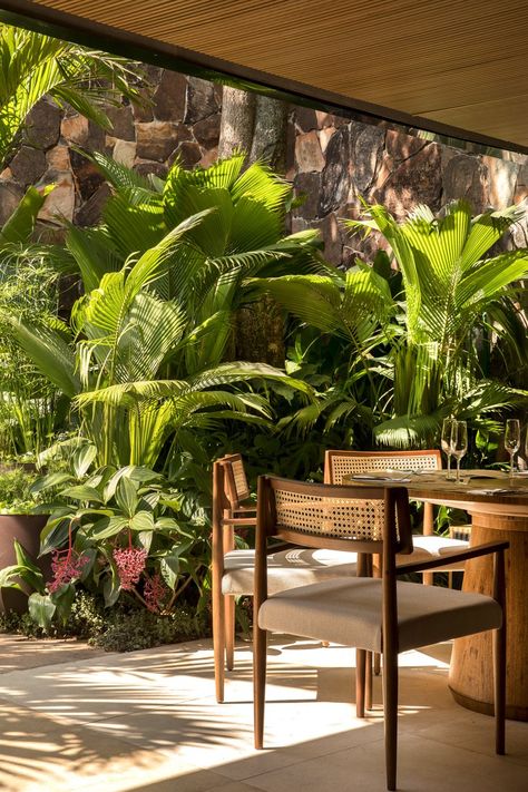 Backyard Jungle Garden, Biophilic Dining Room, Tropical Patio Ideas, Tropical Terrace, Living Room Tropical, Dining Table Outdoor, Tropical Furniture, Green Patio, Tropical Living Room