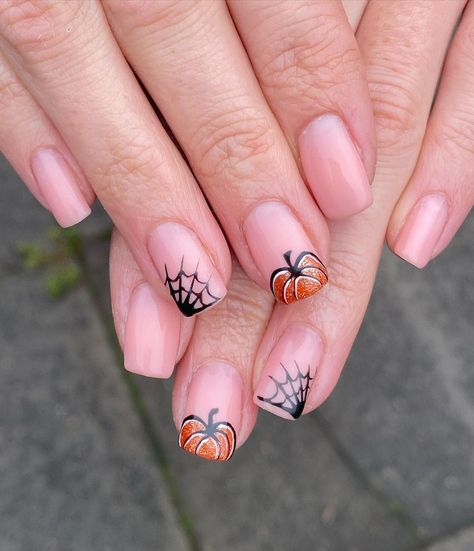 Nails by Kelly Jay 🎨 on Instagram: “ⓢⓟⓞⓞⓚⓨ ⓢⓔⓐⓢⓞⓝ 🎃🕸🖤 . . Natural Nails - using @the_gelbottle_inc BIAB - Teddy . #nails #naturalnails #gel #gelnails #nailinspo…” Builder Gel Halloween Nails, Halloween Nails Biab, Side Tip Nails, Halloween Biab Nails, Autumn Biab Nails, Short October Nails, Halloween Nails Spider Web, Teddy Nails, Halloween Nails Spider