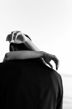 Couple Hugs Aesthetic, Black And White Couple Aesthetic, Hugging Aesthetic, Hug Aesthetic, Foto Tips, Photo Couple, Couple Photography Poses, Hugs And Kisses, Jolie Photo