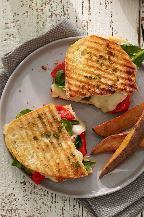 Panini Grill Recipes, Roasted Red Pepper Panini, Vegetarian Panini, Panini Press Recipes, Red Pepper Sandwich, Cooking Roast Beef, Panini Press, Cheese Stuffed Peppers, Easy Veggie