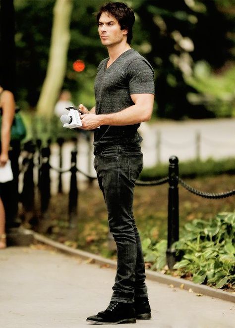 Ian Damon Y Elena, Vampire Diaries Fashion, Ian Somerhalder Vampire, Vampire Diaries Outfits, Damon Salvatore Vampire, Ian Joseph Somerhalder, Vampire Clothes, Ian Somerhalder Vampire Diaries, Damon Salvatore Vampire Diaries